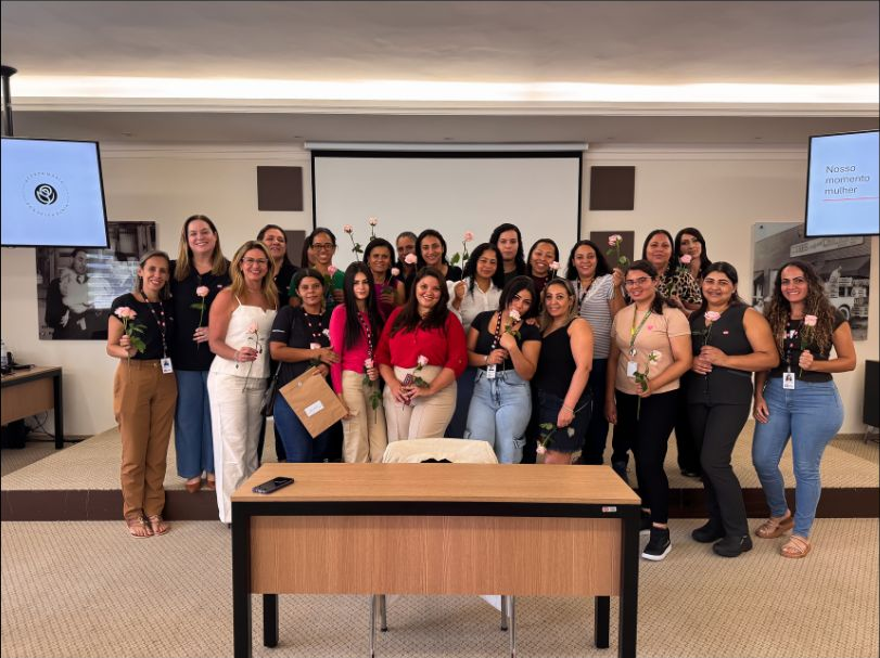 Participantes com rosas ao final do encontro